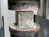 Badanie wytrzymałości betonu przy zastosowaniu maszyny wytrzymałościowej zdj. 2
