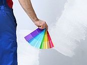 Mężczyzna trzymający paletę kolorów