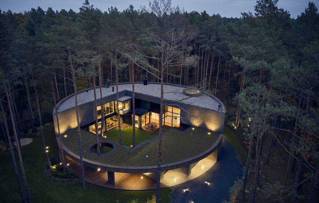 Circle Wood House - dom wkomponowany w las, las wkomponowany w dom zdj. 1