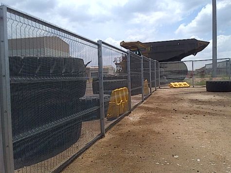 Ogrodzenie parku maszynowego kopalni w RPA