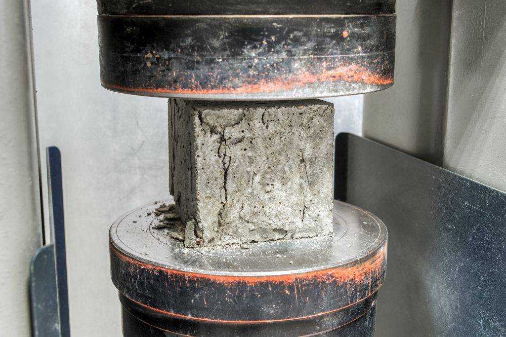 Badanie wytrzymałości betonu przy zastosowaniu maszyny wytrzymałościowej zdj. 1